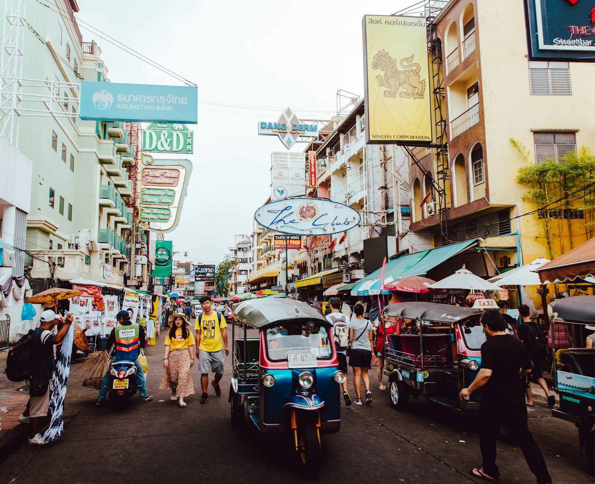 traveler using essential thai words for travels