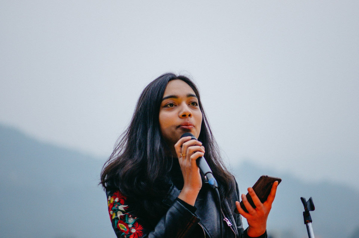 confident speaker in conversation, illustrating clear pronunciation and natural communication